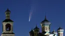 Komet Neowise atau C / 2020 F3 terlihat di belakang sebuah gereja Ortodoks di atas Turet, Belarus, 110 kilometer (69 mil) barat ibu kota Minsk, Selasa (14/7/2020) pagi. Bulan ini, komet Neowise melintasi tata surya bagian dalam untuk pertama kalinya dalam 6.800 tahun. (AP Photo/Sergei Grits)