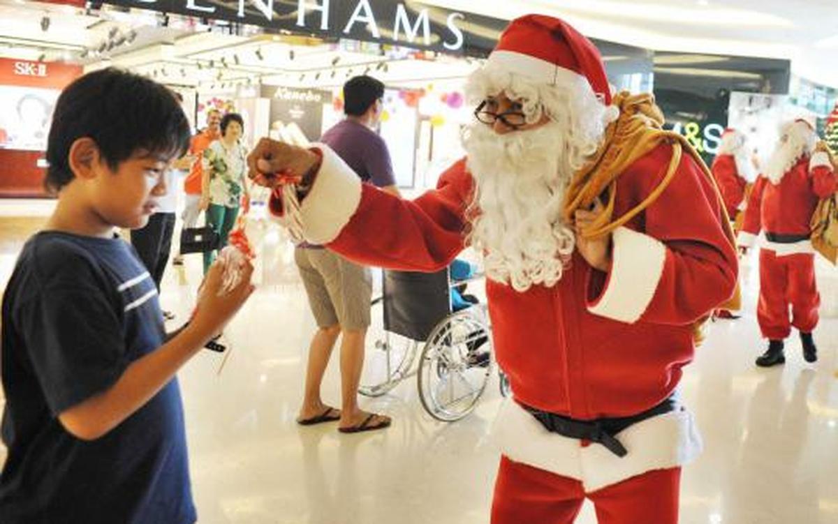 Santa Claus bagi-bagi hadiah di Lippo Mall Kemang