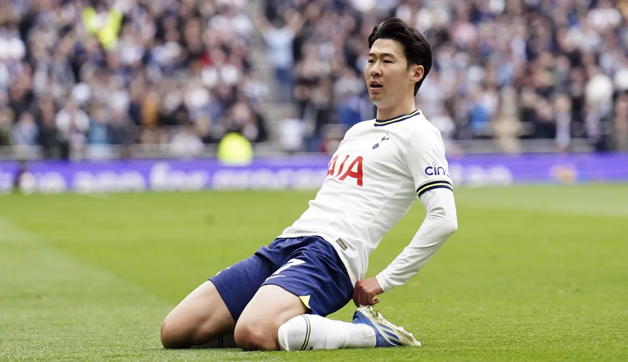 Gol tersebut menjadikannya sebagai pemain Asia pertama yang mampu mencetak total 100 gol di Premier League yang seuanya dicetak bersama Tottenham Hotspur. Seratus gol tersebut dicetaknya dalam 260 laga di Premier League selama 8 musim sejak 2015/2016. (PA via AP Photo/Zac Goodwin)