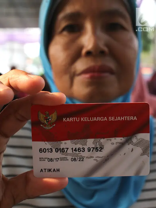 Warga menunjukkan kartu Keluarga Sejahtera saat penerima dana Program Keluarga Harapan (PKH) tahap 3 di Desa Cikuya Kabupaten Tanggerang, Jumat (28/9). Sebanyak 350 keluarga menerima dana manfaat PKH. (Liputan6.com/HO/Agus)
