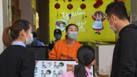 Pedagang melayani pembeli di toko makanan di Distrik Xiling, Kota Yichang, Provinsi Hubei, China, Jumat (20/3/2020). Aktivitas komersial warga Yichang berangsur normal menyusul meredanya kasus virus corona COVID-19 di China. (Xinhua/Cheng Min)