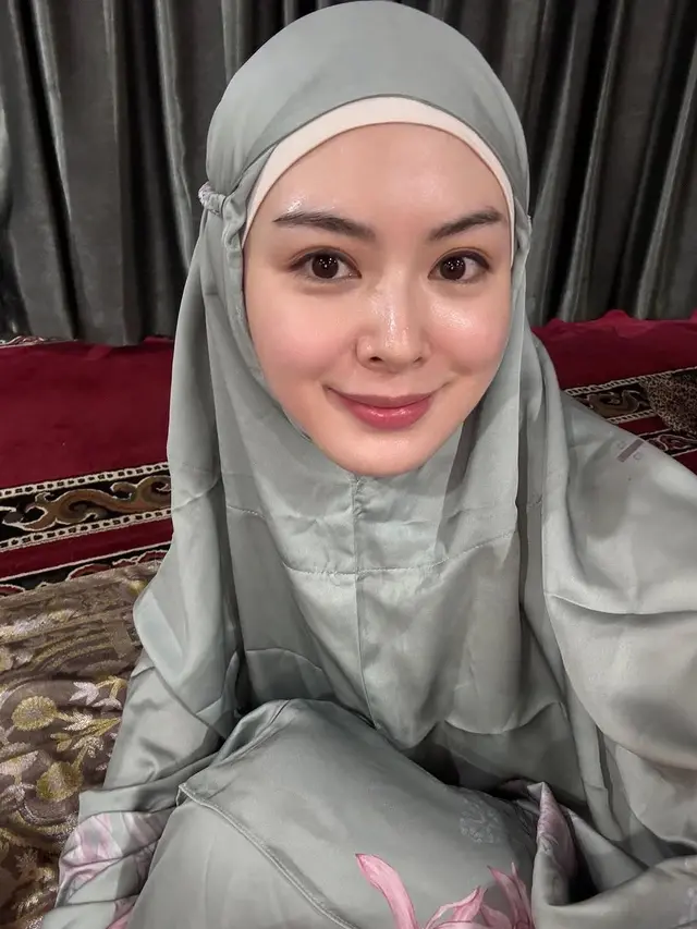 6 Potret Ayana Moon Jalani Ramadhan di Indonesia, Jajan Cilok hingga Tarawih