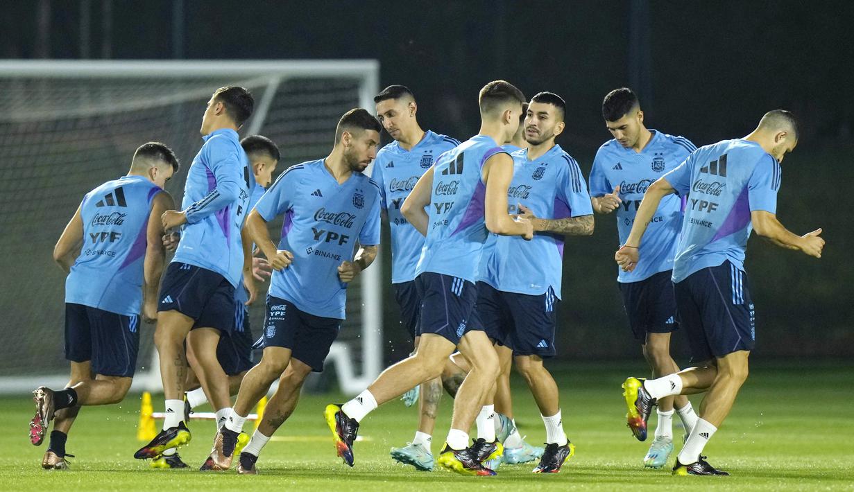 Timnas Argentina menggelar sesi latihan untuk persiapan mereka jelang laga final melawan Prancis yang dimainkan pada hari Minggu (18/12/2022). (AP Photo/Francisco Seco)