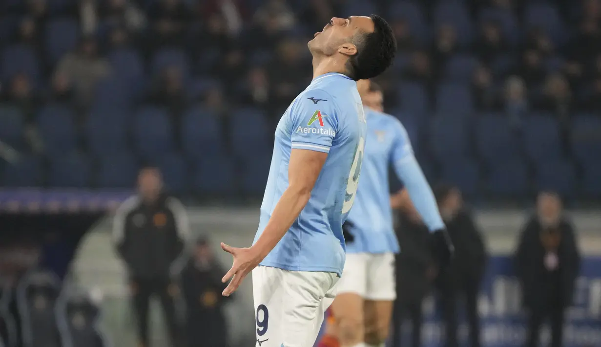 Pemain asal Spanyol ini mendapat kartu kuning kedua yang disusul dengan kartu merah menit 90+6. Akibatnya dia absen di laga semifinal. (AP Photo/Gregorio Borgia)