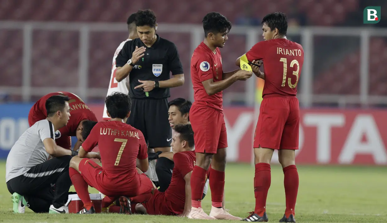 Gelandang Indonesia, Egy Maulana Vikri, mendapat perawatan tim medis usai dilanggar pemain Uni Emirat Arab (UEA) pada laga AFC di SUGBK, Jakarta, Rabu (24/10/2018). Indonesia menang 1-0 atas UEA. (Bola.com/M Iqbal Ichsan)