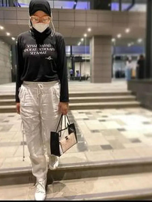 Sweatpants juga menjadi fashion item wajib punya untuk gaya kekinian anak muda (Foto: @hapsarianissa29)