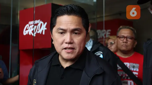 <p>Erick Thohir di Garuda Store, Stadion Utama Gelora Bung Karno (SUGBK), Jakarta Pusat, pada Sabtu (17/6/2023). (Bola.com/Muhammad Adi Yaksa)</p>