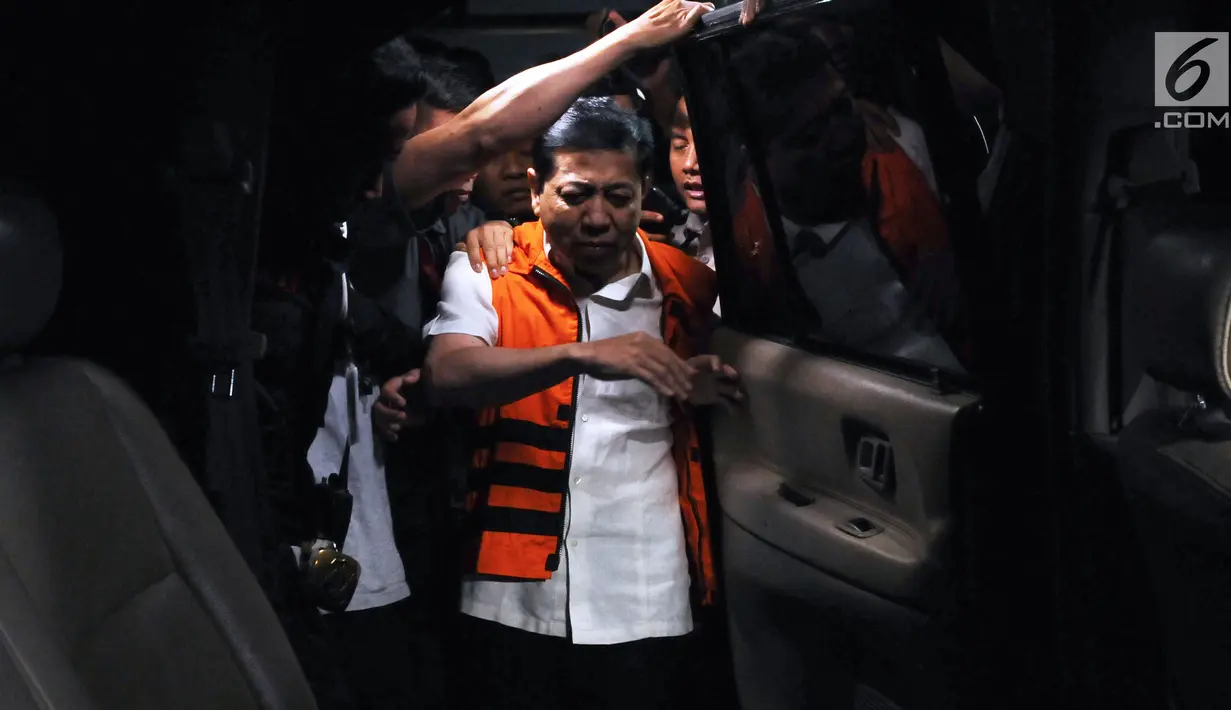 Ketua DPR Setya Novanto naik mobil tahanan usai menjalani pemeriksaan di gedung KPK, Jakarta, Kamis (23/11). Setnov diperiksa untuk dua kasus berbeda, kasus dugaan korupsi pengadaan e-KTP dan kecelakaan yang dialaminya. (Liputan6.com/Helmi Fithriansyah)