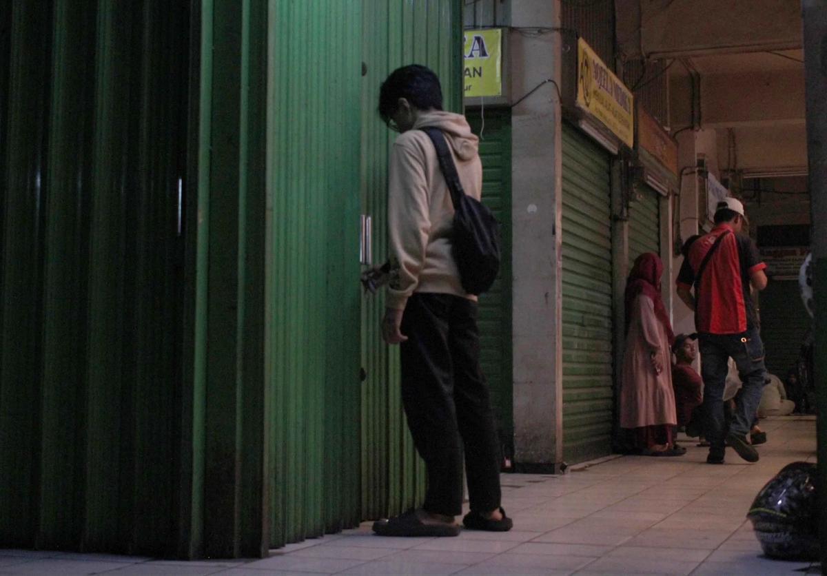FOTO: Pasar Pramuka Lumpuh, Pedagang Gelar Aksi Tolak Revitalisasi yang Dinilai Memberatkan
