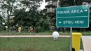 Anak-anak bermain di Taman Pintar Berlalu Lintas, Tebet, Jakarta, Rabu (26/12). Taman ini berisi papan informasi mengenai lalu lintas, rambu-rambu, spot foto, dan taman bermain. (Merdeka.com/Iqbal Nugroho)