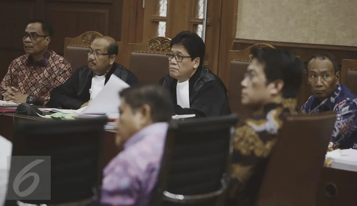 Tim kuasa hukum menyimak jalannya sidang lanjutan kasus korupsi pengadaan e-KTP di pengadilan Tipikor, Jakarta (10/4). Pihak KPK mengatakan ada delapan orang akan memberikan keterangan untuk terdakwa Irman dan Sugiharto. (Liputan6.com/Helmi Afandi)