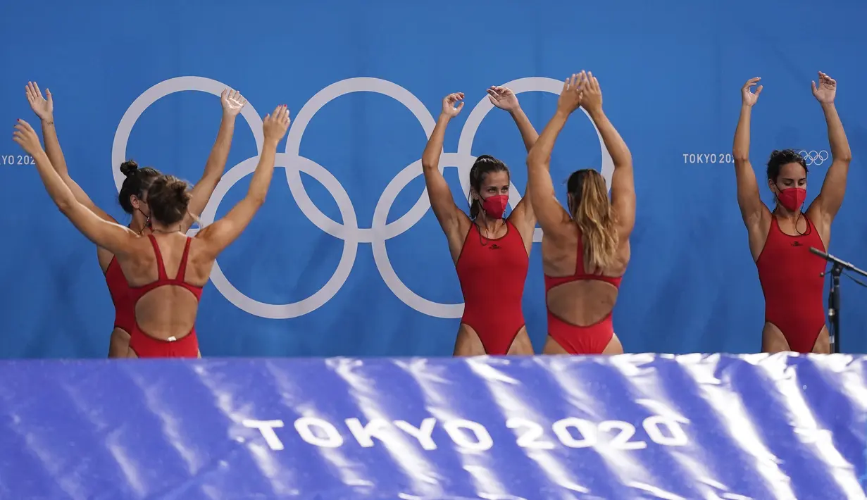 Anggota tim polo air putri Spanyol melakukan peregangan sebelum sesi latihan di Olimpiade Musim Panas 2020 di Tokyo, Jepang, Jumat (23/7/2021). Para atlet melakukan pelemasan otot sebelum berlaga agar dapat tampil maksimal saat bertanding. (AP Photo/Mark Humphrey)
