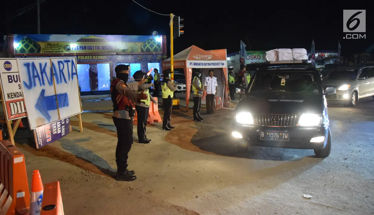 Polisi mengatur lalu lintas kendaraan pemudik yang melintasi Jembatan Kalikuto pada ruas tol fungsional Batang - Semarang, Rabu (20/6). Sebagian arus lalu-lintas di tempat ini dialihkan ke pantura untuk memecah kemacetan. (Liputan6.com/Gholib)