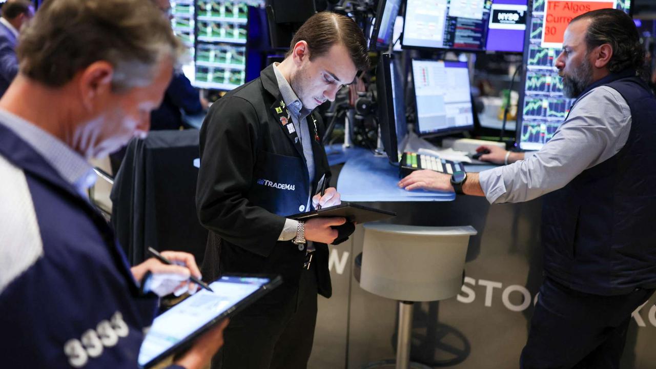 Wajah Cemas Trader Kala Wall Street 'Kebakaran' Imbas Kebijakan Tarif Imbal Balik Donald Trump