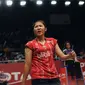 Pebulutangkis tunggal putri Indonesia, Lindaweni Fanetri berteriakusai mengembalikan bola keSoraya De Visch E (Belanda) di Total BWF Championships 2015 di Jakarta, Senin (10/8/2015). Lindaweni unggul 21-13 dan 21-15. (Liputan6.com/Helmi Fithriansyah)