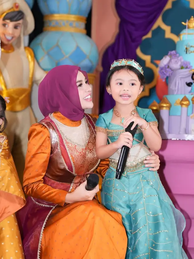 Penampilan Aurel Hermansyah saat Pesta Ulang Tahun Ameena ke-4 bak princess. [@aurelie.hermansyah]