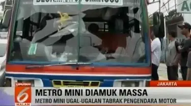 Metromini S-75 jurusan Blok M Pasar Minggu yang dirusak warga karena menabrak sebuah sepeda motor di bilangan Jatipadang, Pasar Minggu.