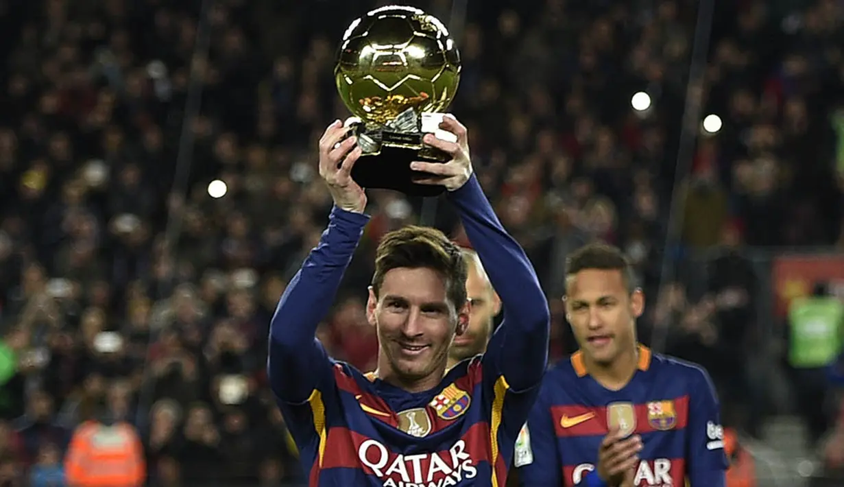 Bintang Barcelona, Lionel Messi, pamer Piala Ballon d'Or jelang laga melawan Athletic Bilbao. Gelar pesepak bola terbaik dunia itu merupakan yang kelima kalinya bagi Messi. (AFP/Lluis Gene)
