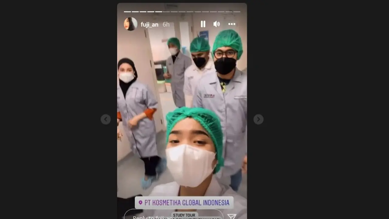 Momen Seru Fuji, Tante Gala Sky saat Kunjungi Pabrik Produk Kecantikan