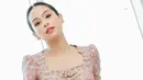 <p>Maudy Ayunda baru saja menampilkan foto dirinya dalam balutan kebaya unik rancangan Didiet Maulana. [Foto: Instagram/ Maudy Ayunda]</p>