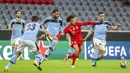 Pemain Bayern Munchen, Leroy Sane, berusaha melewati pemain Lazio pada laga Liga Champions di Allianz Arena, Kamis (18/3/2021). Bayern Munchen menang dengan skor 2-1. (AP Photo/Matthias Schrader)