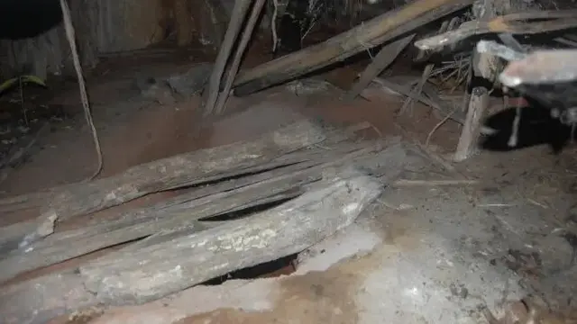 Lubang di dalam gubuk.