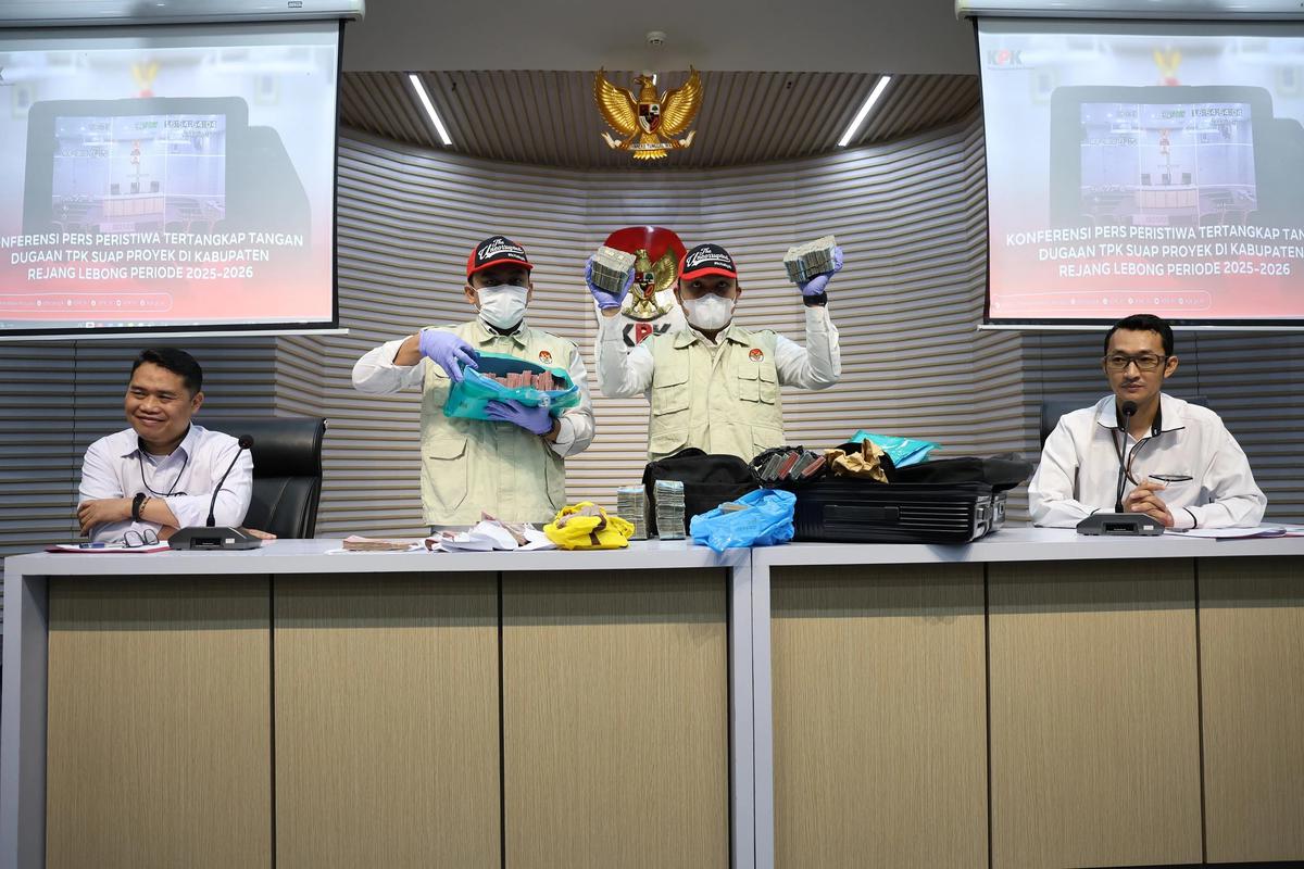 FOTO: KPK Tunjukkan Barang Bukti Uang Tunai Hasil OTT di Bengkulu