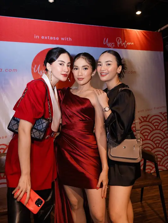 Ussy Sulistiawaty tampil memukau dibalut mini dress merah dengan detail bahu asimetris. [Foto: Instagram/ussypratama]