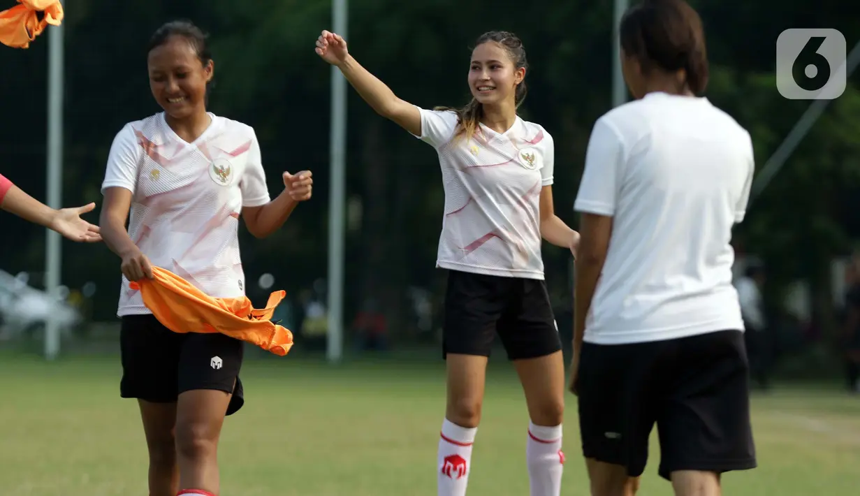 Pesepak bola timnas putri Indonesia, Sabreena Dressler (kedua kanan) jelang melakoni internal game dengan Bina Putra FC di Lapangan D, Kompleks Gelora Bung Karno, Senayan, Jakarta, Rabu (17/3/2021). Latihan tersebut persiapan laga ajang SEA Games 2021 Vietnam. (Liputan6.com/Helmi
Fithriansyah)