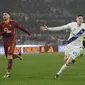 Pemain Inter Milan Alessandro Bastoni merayakan gol ke gawang Roma di ajang Liga Italia (AP)