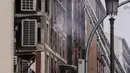 Petugas pemadam kebakaran memeriksa puing-puing yang disebabkan ledakan di pusat kota Madrid, Spanyol, Rabu (20/1/2021). Ledakan keras telah menghancurkan sebagian bangunan kecil yang diapit oleh sekolah dan panti jompo di pusat ibu kota Spanyol. (AP Photo/Bernat Armangue)
