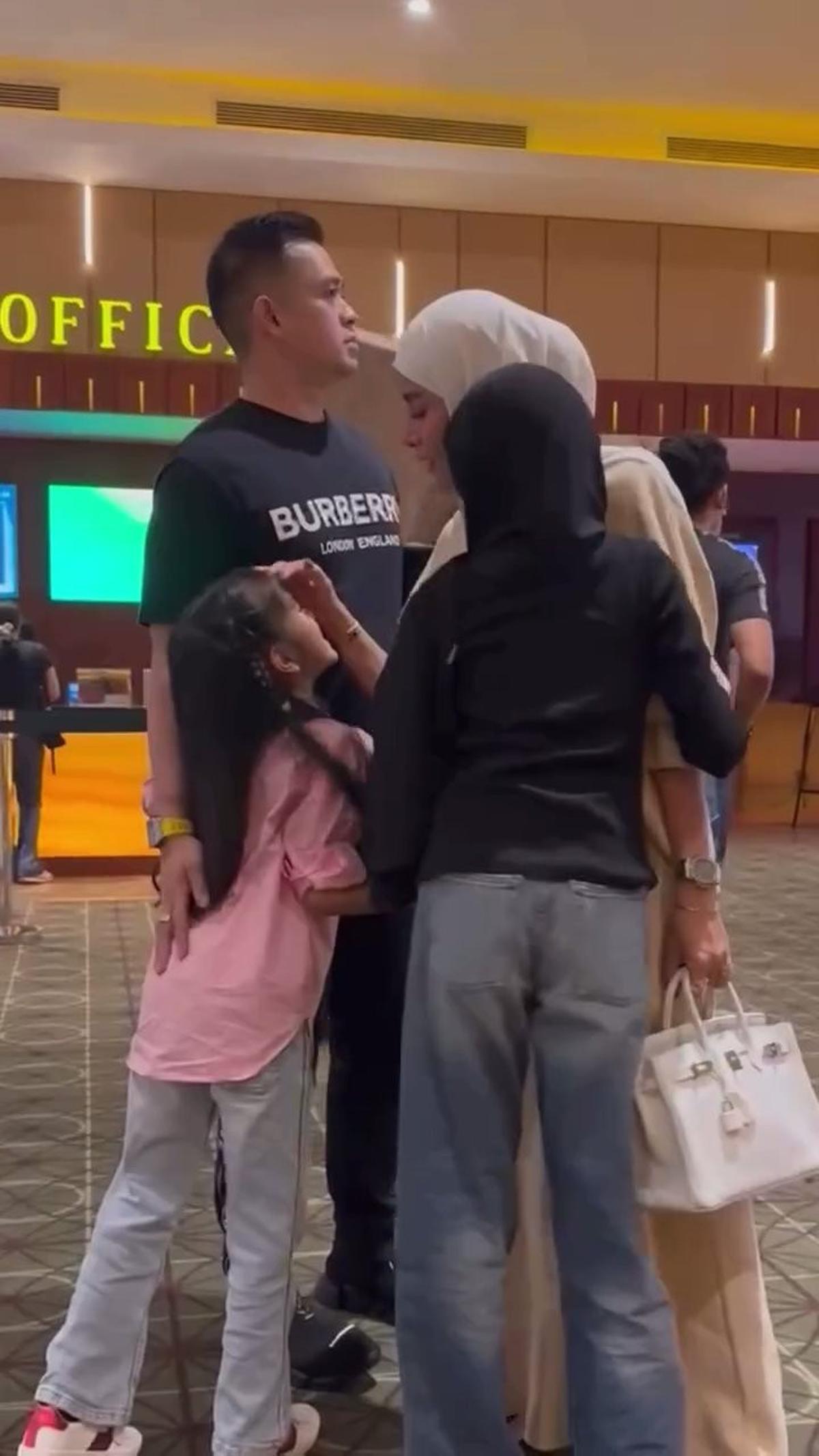 7 Potret Olla Ramlan dan Mantan Suami Nonton Bareng Bersama Anak, Tetap Akur meski Sudah Bercerai