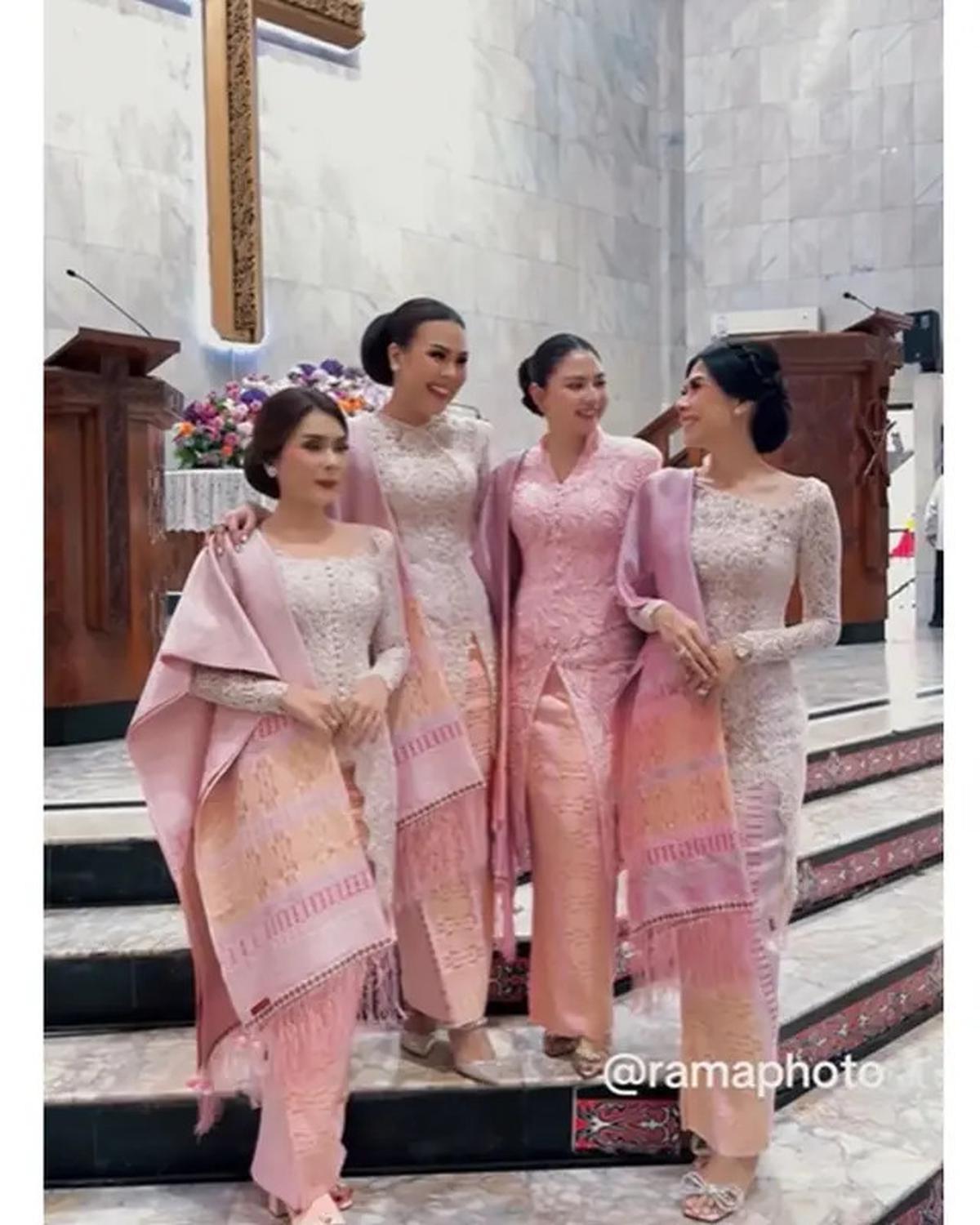 6 Potret Jessica Mila di Pembaptisan Putrinya, Padukan Songket dan Kebaya Pink