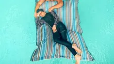 Seperti kesehariannya, pemilik nama asli Yris Jetty de Beule tetap terlihat syar’i saat berolahraga. Ibu dua anak itu tampak mengenakan outfit olahraga yang tetap menutup aurat. Potret Irish Bella ini kera panen pujian. (Liputan6.com /IG/@_irisbella_)