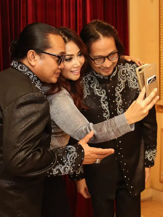 Dua penyanyi senior Deddy Dhukun dan Dian siap memberikan penampilan terbaiknya dalam konser bertajuk Backk Story Music Concert 2018. Konser nostalgia tersebut akan digelar pada Jumat, 26 Januari 2018 di Balai Sarbini, Jakarta. (Bambang E Ros/Bintang.com)