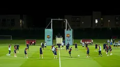 Para pemain Spanyol melakukan pemanasan saat sesi latihan di Universitas Qatar, di Doha, Qatar, Selasa, 22 November 2022. Spanyol akan memainkan pertandingan pertamanya di Grup E Piala Dunia melawan Kosta Rika. (AP Photo/ Julio Cortez)