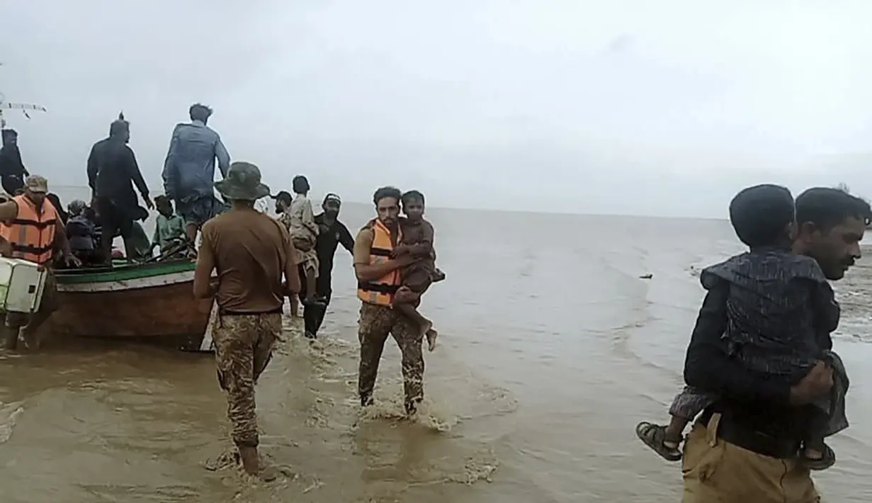 Dan ribuan orang di negara tetangga India mencari perlindungan sebelum Topan Biparjoy, kata para pejabat. (Pakistan's Sindh Rangers via AP)