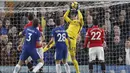 Aksi kiper Chelsea, Thibaut Courtois mengamankan bola dari kejaran pemain Manchester United pada lanjutan Premier League di Stamford Bridge, London, (5/11/2017). Chelsea menang 1-0. (AP/Frank Augstein)