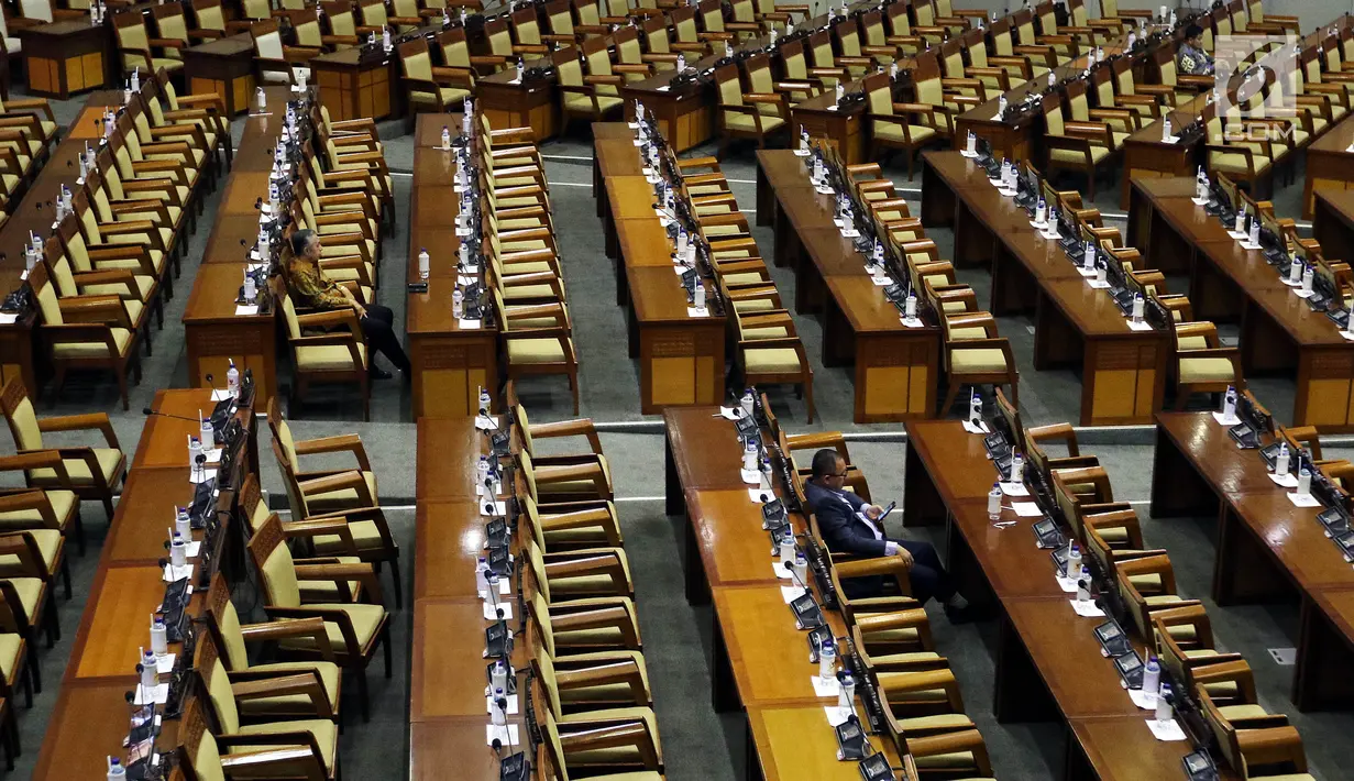 Seorang anggota DPR menghadiri rapat paripurna Masa Sidang I Periode 2019-2020 di antara bangku yang tak terisi di Kompleks Parlemen, Senayan, Jakarta, Kamis (22/8/2019). Rapat yang membahas RUU APBN Tahun 2020 beserta nota keuangannya itu hanya dihadiri 55 orang. (Liputan6.com/Johan Tallo)