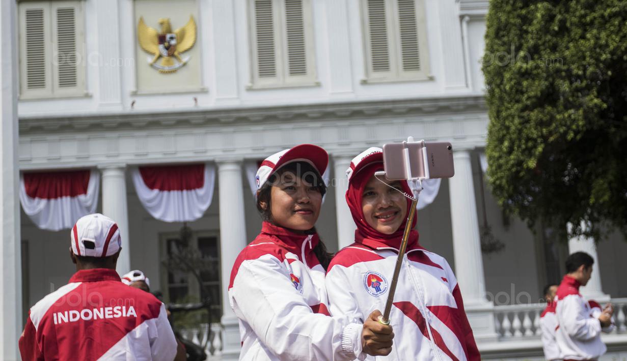 Para atlet melakukan swafoto usai menghadiri pelepasan kontingen di Istana Negara, Jakarta, Senin (7/8/2017). Para atlet Indonesia akan mengikuti SEA Games 2017 Malaysia pada 19-30 Agustus. (Bola.com/Vitalis Yogi Trisna)