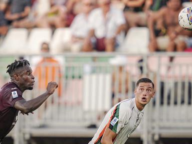 Pemain Venezia, Jay Idzes, berebut bola dengan pemain Torino, Duvan Zapata pada laga pekan ketiga Serie A 2024/2025 di Stadion Pier Luigi Penzo, Sabtu (31/8/2024). (Marco Alpozzi/LaPresse via AP)
