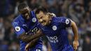 Ekspresi kegembiraan Shinji Okazaki (kanan) usai mencetak gol ke gawang Chelsea pada putaran ketiga Piala Liga Inggris di Stadion King Power, (21/9/2016) dini hari WIB. (Reuters/Darren Staples)