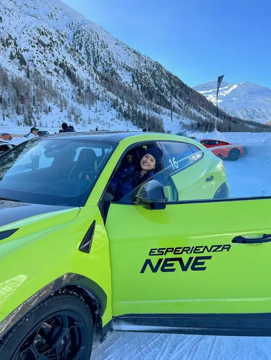 Mengendarai Lamborghini SC, Maudy Ayunda tampil garang kenakan busana musim dingin [@maudyayunda]6 Gaya Kece Maudy Ayunda Jajal Mobil Sport di Gunung Es, Tampil Garang Kenakan Mantel Kulit dengan Kacamata Cat Eye