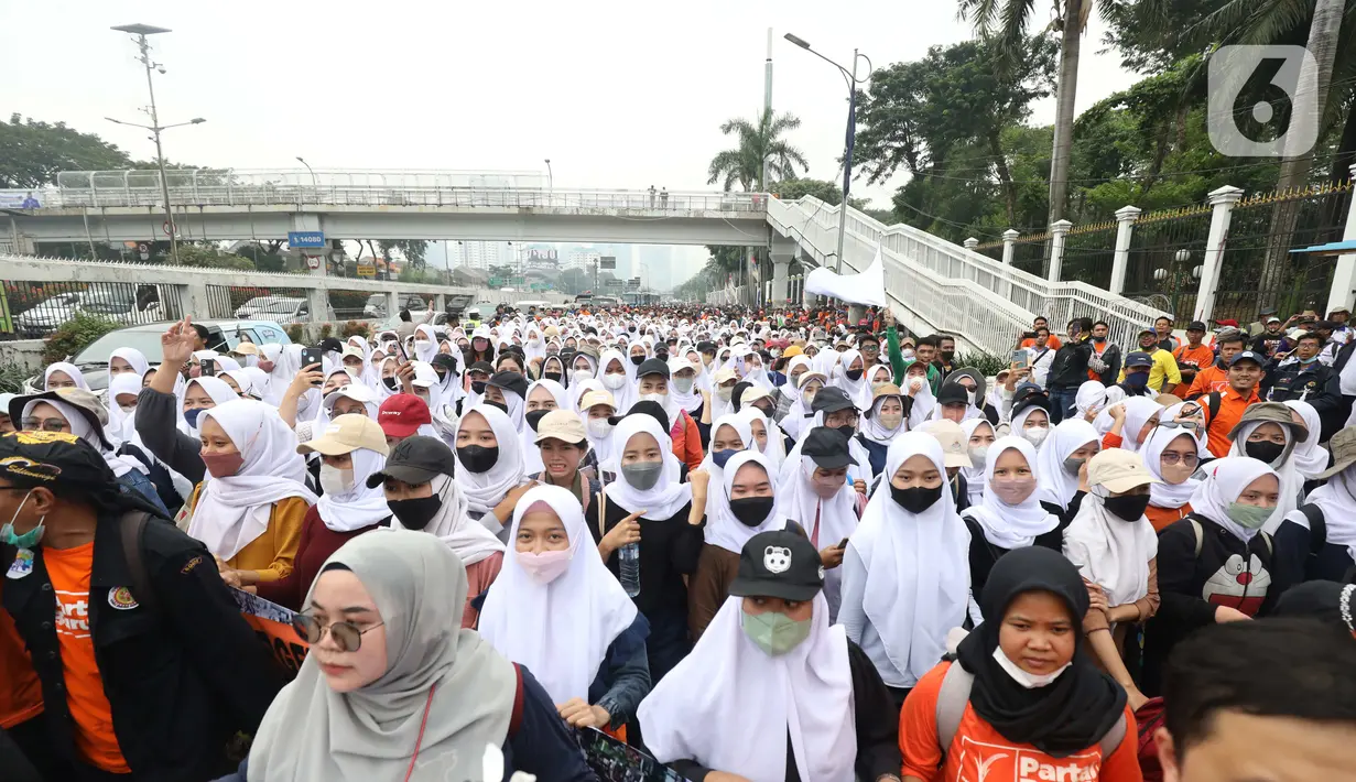 Massa dari elemen Partai Buruh dan KSPI saat menggelar aksi di depan Gedung DPR, Rabu, (15/6/2022). Dalam aksi tersebut mereka menolak revisi UU PPP, menolak Omnibus LawUU Cipta Kerja, menolak masa kampanye 75 hari tetapi harus 9 bulan sesuatu Undang-Undang, sahkan RUU PPRT dan tolak liberalisasi pertanian melalui WTO. (Liputan6.com/Angga Yuniar)