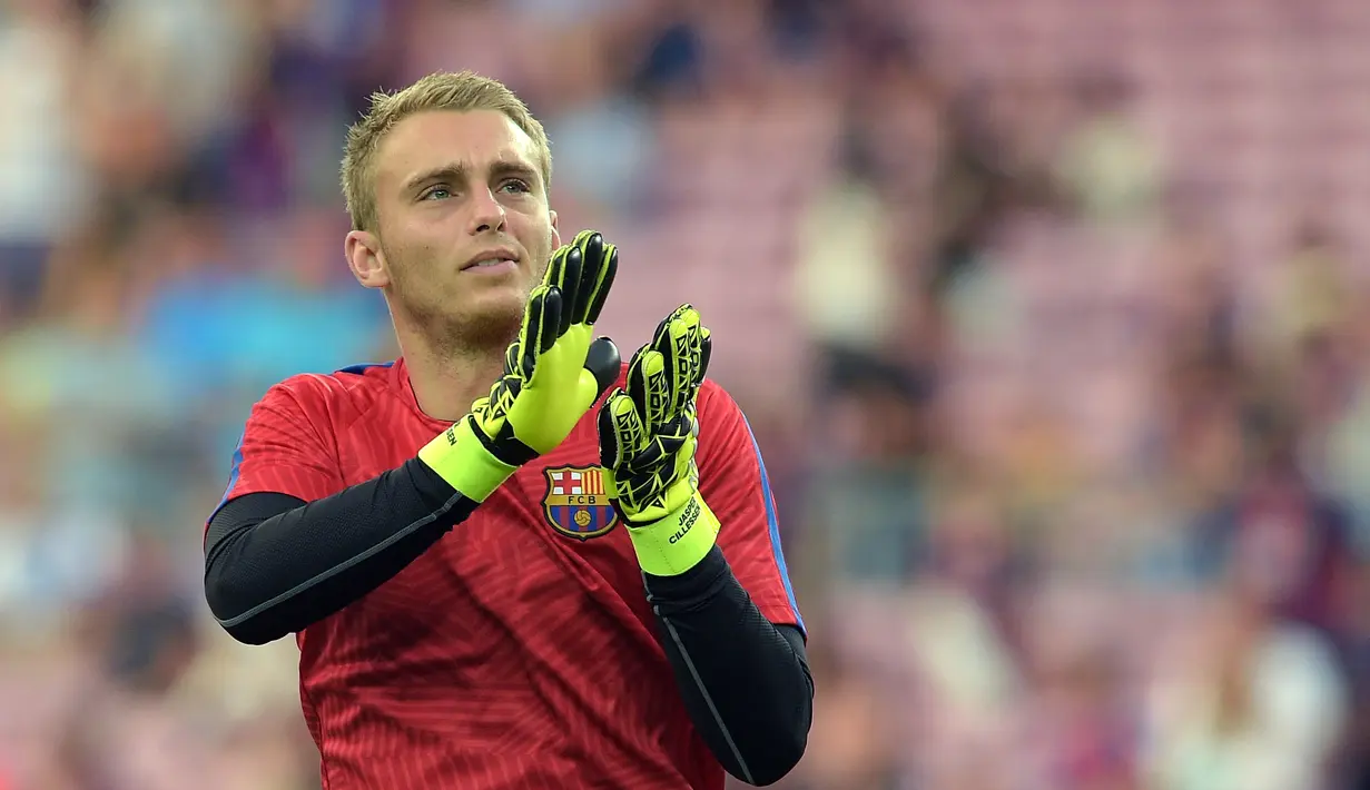 3. Jasper Cillessen - Kiper yang tangguh saat membela Ajax. Kiper nomor satu timnas Belanda saat ini sedang membela Barcelona namub tidak mampu menggeser posisi Ter Stegen di bawah mistar gawang. (AFP/Louisa Gouliamaki)