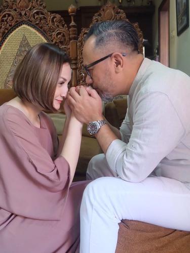 Tak Menyangka Hamil Anak Keempat, Ini 6 Momen Manis Mona Ratuliu dan Suami