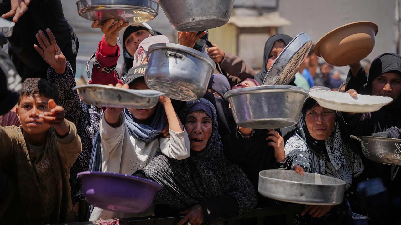 FOTO: Nestapa Iduladha di Gaza,  Warga Tetap Antre Makanan
