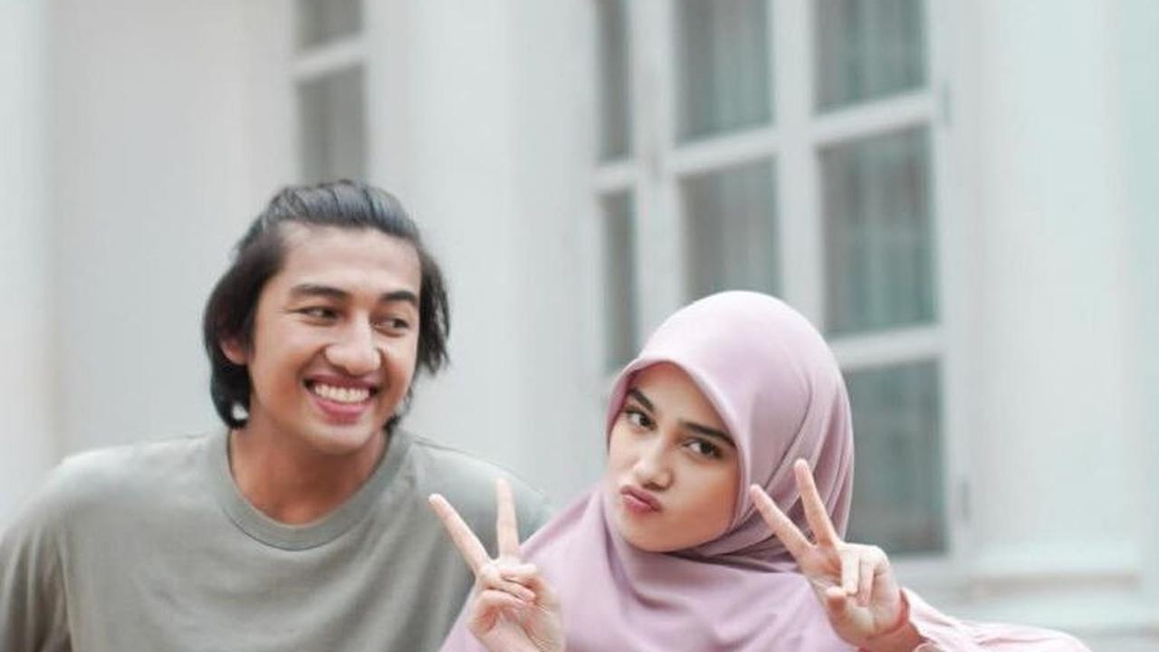 Dalam sinetron Saleha, Syifa Hadju beradu peran dengan Harris Vriza sebagai Nando.