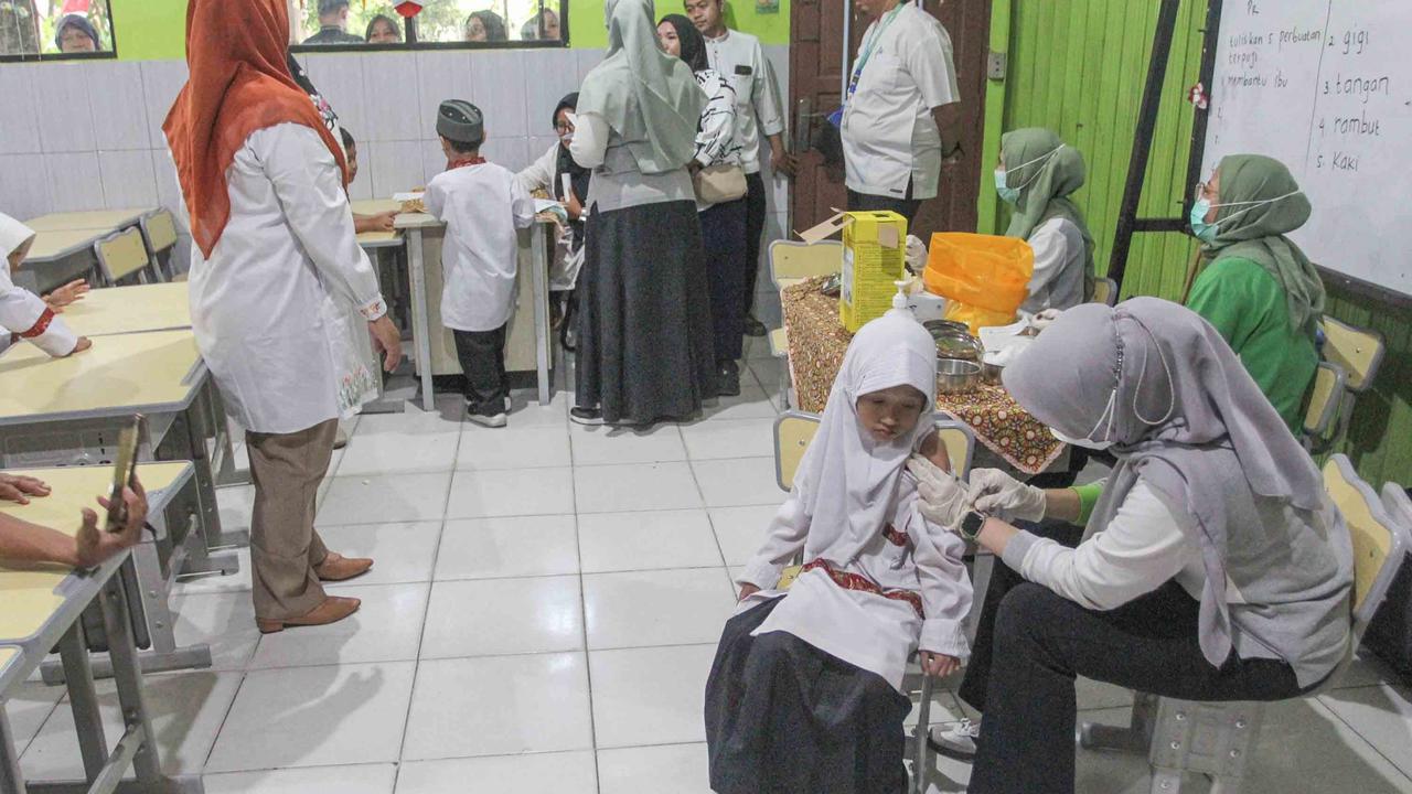 FOTO: Antusias Siswa SD Ikuti Imunisasi Massal BIAS 2025