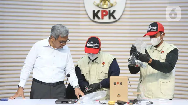 KPK Perlihatkan Barang Bukti OTT Kantor Imigrasi Jakarta Barat